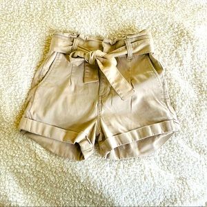 🤎Cool Khaki🤎 paired up with anything works.